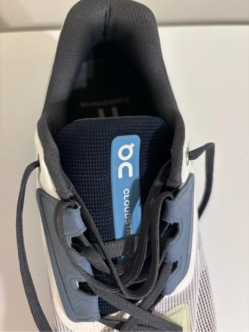 On Cloudstratus Men’s Running Shoes Frost Niagara Blue White Size 9.5